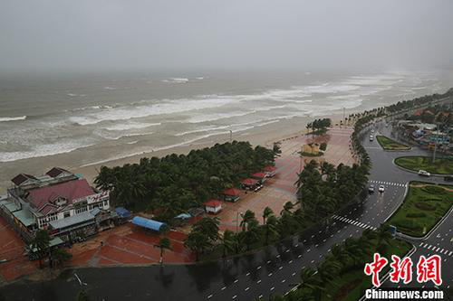 資料圖：2017年11月5日，越南峴港某處海灘風雨交加。