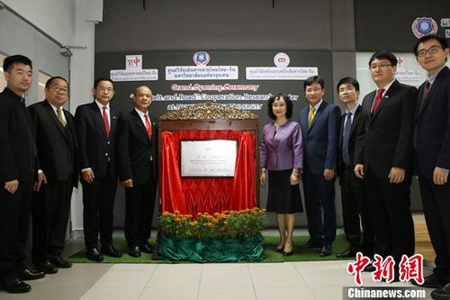 12月18日，由泰國(guó)國(guó)家研究院泰中戰(zhàn)略研究中心與中國(guó)人民大學(xué)國(guó)家發(fā)展與戰(zhàn)略研究院共建的泰中“一帶一路”合作研究中心在泰國(guó)曼谷正式揭牌成立。作為隸屬于泰國(guó)國(guó)家研究院的高端智庫(kù)，該中心未來將作為泰國(guó)“一帶一路”研究和推動(dòng)泰中高端智庫(kù)合作的主要機(jī)構(gòu)。中新社記者 趙婧楠 攝